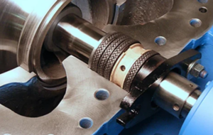 Empaquetadura de bomba centrífuga formando un sellado con anillos flexibles alrededor del eje, evitando pérdidas y permitiendo un goteo controlado que estabiliza y enfría el sistema.