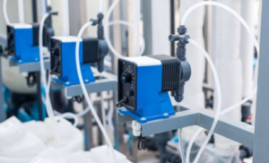 Bomba dosificadora que asegura el aporte preciso de químicos y aditivos al sistema, optimizando el proceso y reduciendo riesgos por exceso de dosificación.