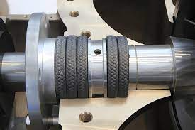 Empaquetadura en bombas centrífugas que actúa como sello del eje, impidiendo fugas y garantizando operación continua.